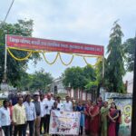 सूनगावात बैलगाडीतून मिरवणूक काढत, विद्यार्थ्यांचा शाळेत प्रवेशोत्सव साजरा..